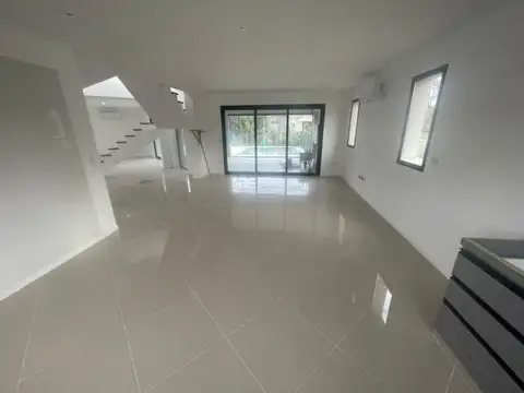 Casa 6 ambientes con 4 baños
