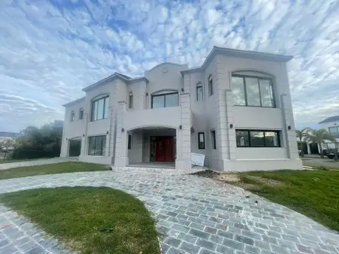 Excelente Casa en Alquiler de 6 Ambientes desarrollada en dos plantas sobre lote interno en esquina en el Nuevo Quilmes