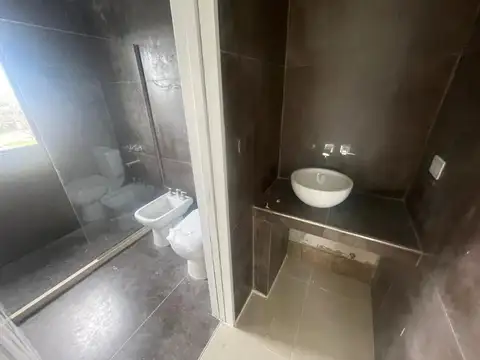 Excelente Casa en Alquiler de 6 Ambientes desarrollada en dos plantas sobre lote interno en esquina en el Nuevo Quilmes