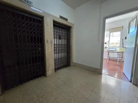 Oficina en Venta en Monserrat. Al Frente