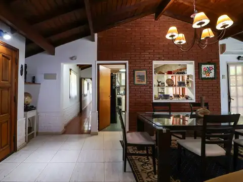 Casa 4 ambientes con 2 baños