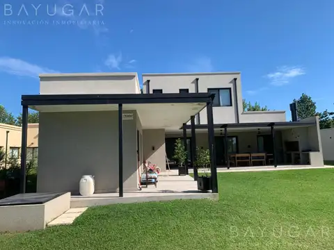 Casa 6 ambientes con 4 baños