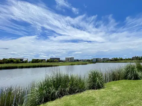 LOTE A LA LAGUNA CENTRAL DE NAUDIR EN LA ISLA - ORIENTACION NORTE