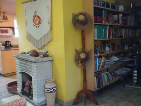 EN VENTA CASA DE DOS PLANTAS EN MARTIN CORONADO; CUENTA CON 3 DORMITORIOS - FICHA 7880