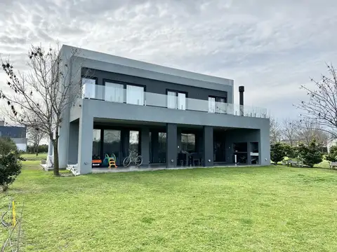 Casa 5 ambientes con 4 baños