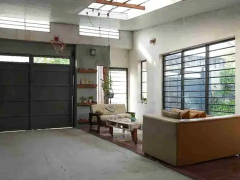 Casa 7 ambientes con 2 baños