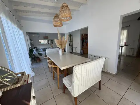 Casa 5 ambientes con 3 baños