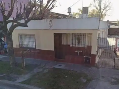 CASA 4 AMBIENTES + 2° ViIVIENDA de 3 AMB.