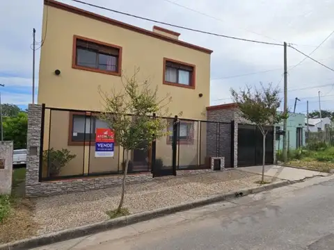 Casa de 3 dormitorios, 2 baños! Cochera, patio con pileta y todos los servicios! Cúneo entre/Ju...