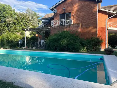 VENTA CASA 4 AMB PISCINA  B. SANTA AMELIA CUOTAS