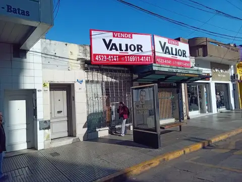 Excelentes Locales en Block con vivienda sobre la avenida en plena zona comercial 