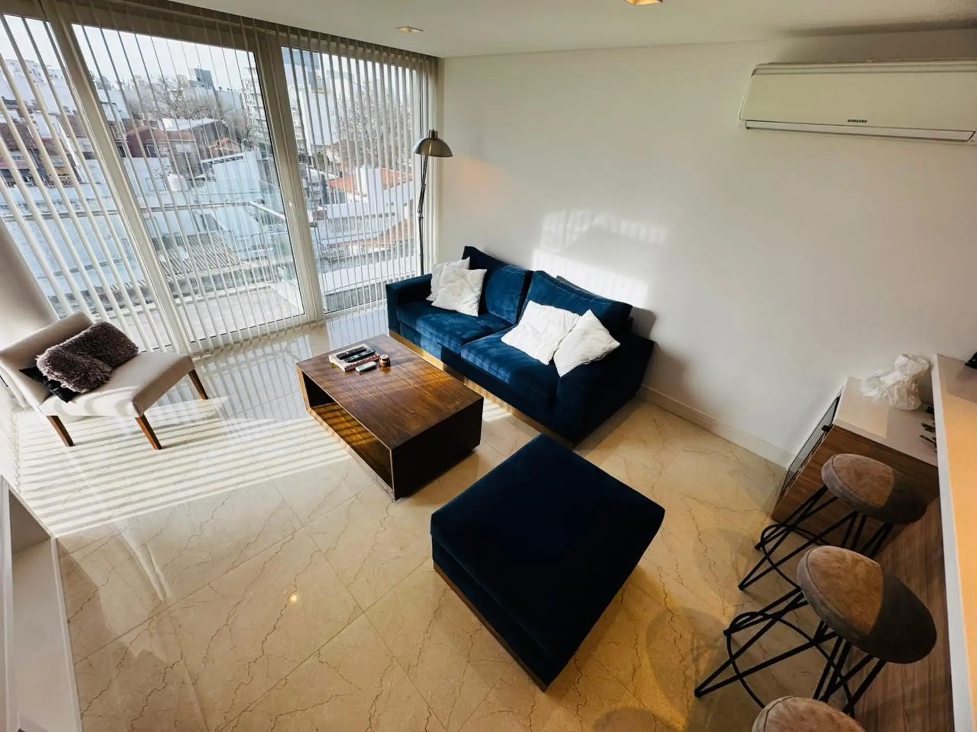 Venta departamento 2 ambientes de categoría con cochera y baulera - zona Chauvin - Apto crédito