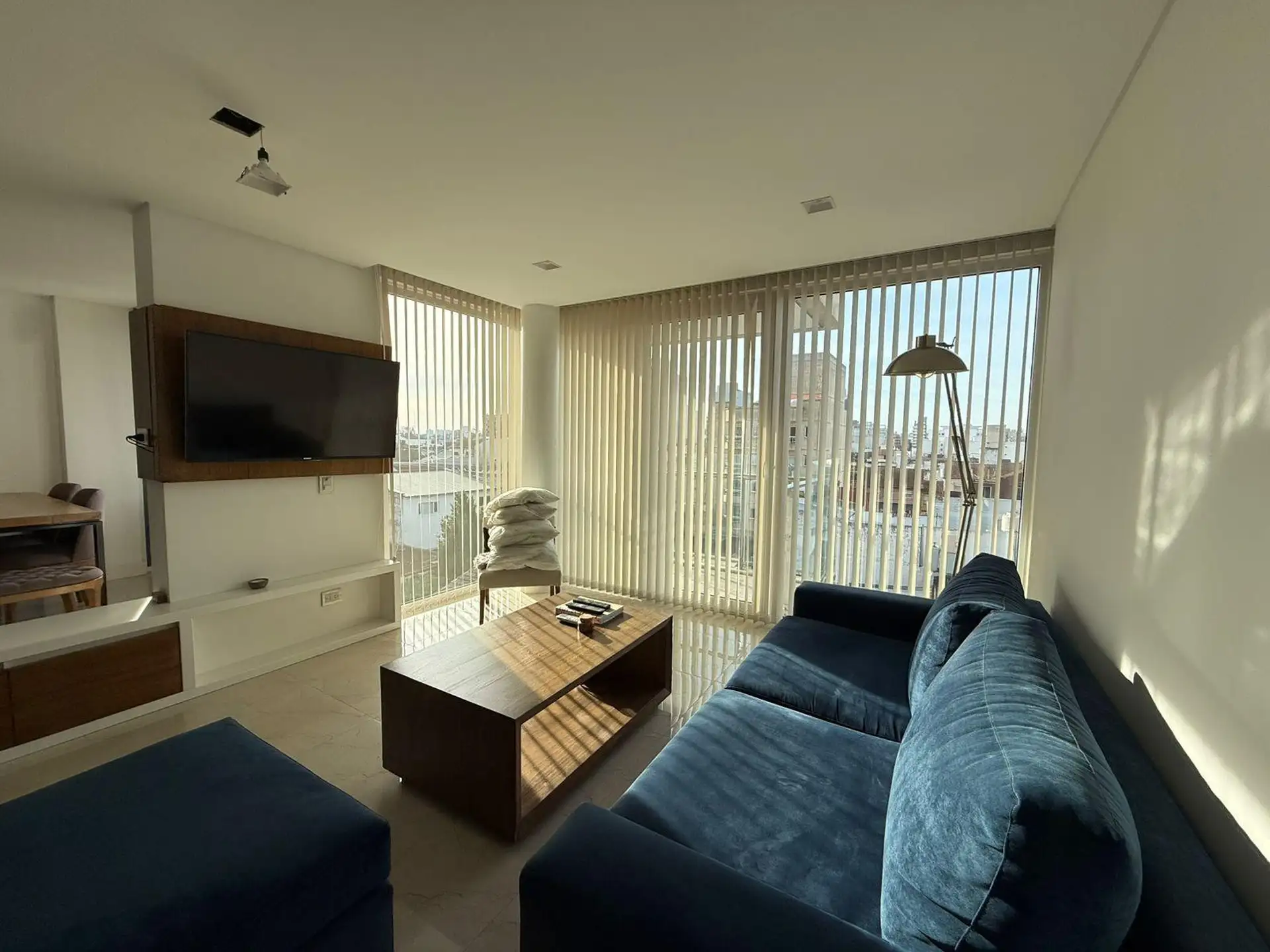 Venta departamento 2 ambientes de categoría con cochera y baulera - zona Chauvin - Apto crédito