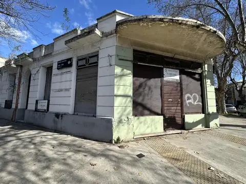 Venta - Casa a refaccionar con local comercial – Villa Santa Rita - Permuta