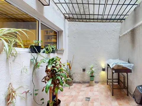 Amplio monoambiente divisible, con patio