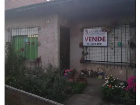 EN VENTA 3 PROPIEDADES EN UN LOTE !  EN  EL CRUCE DE FLORENCIO VARELA