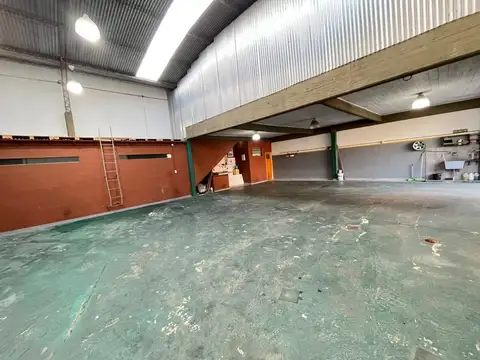 Galpón en Alquiler en Flores | 299 m² Cubiertos, Techo Parabólico y Ubicación Estratégica