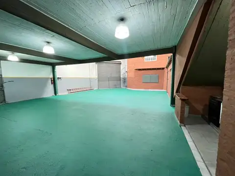 Galpón en Alquiler en Flores | 299 m² Cubiertos, Techo Parabólico y Ubicación Estratégica