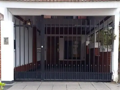 EXCELENTE TRIPLEX 4 AMBIENTES CON PATIO Y COCHERA. ESCUCHA O