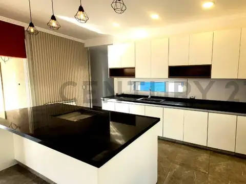 Casa en Alquiler con 1 cochera