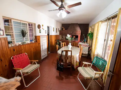 Casa 4 ambientes con 2 baños