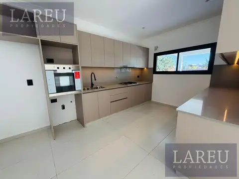 Casa 6 ambientes con 2 baños