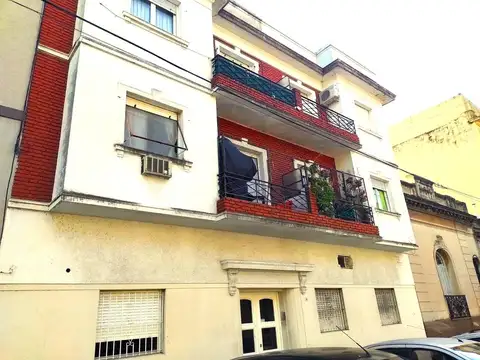 Departamento de 2 ambientes con patio, PB al frente.