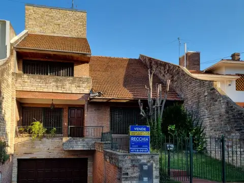 Muy buen chalet en 3 plantas. 4 ambientes, hermosa jardin con piscina.