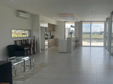 Casa en Venta con 4 cocheras