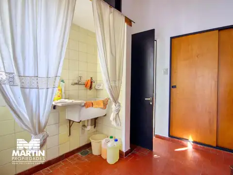 Casa PH en venta en Olivos 3 ambientes, con cochera, jardín y galpón. 170 m2 cub.