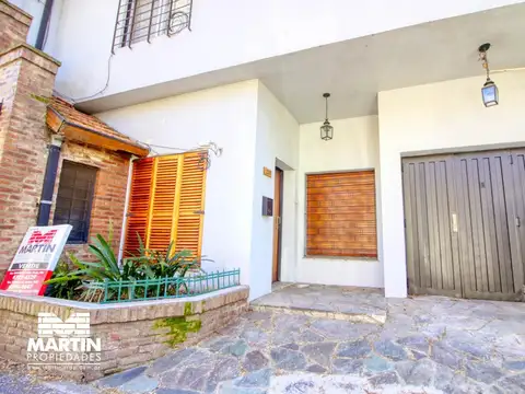 Casa PH en Venta de 3 Ambientes en Olivos con Cochera, Jardín y Galpón