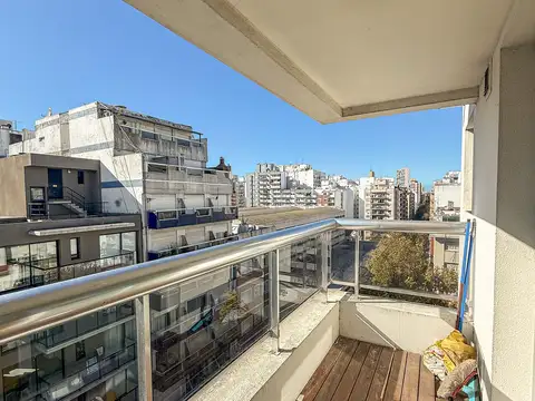 SEMIPISO DE 3 AMBIENTES CON COCHERA. PLAZA MITRE.