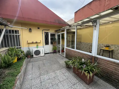 VENTA CASA 5 AMBIENTES CON COCHERA. PJE MALAGA 5600