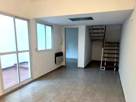 Departamento de pasillo de 2 plantas con 2 Dormitorios