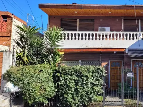 CASA CON COCHERA , QUINCHO , PILETA  Y PARRILLA