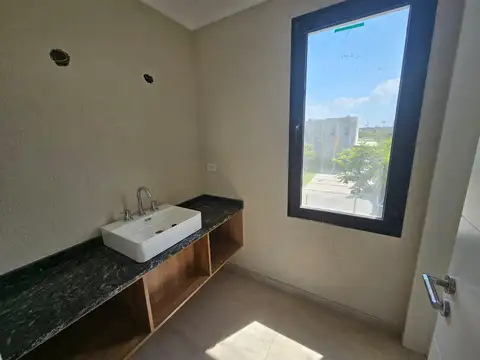 Casa en Alquiler con 3 cocheras