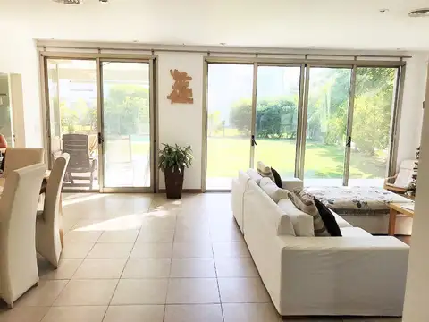 Casa en Venta con 3 cocheras