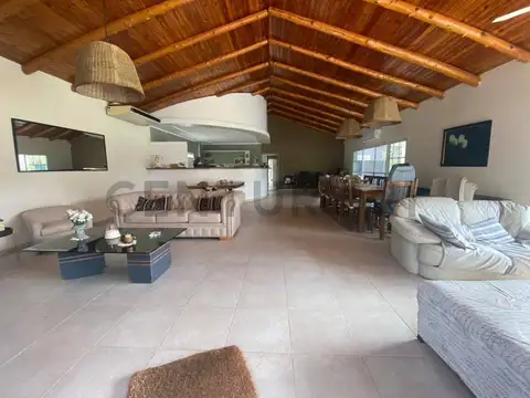 202 e/ 492 y 496 100, Piso 0