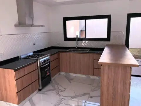 Casa 4 ambientes con 2 baños