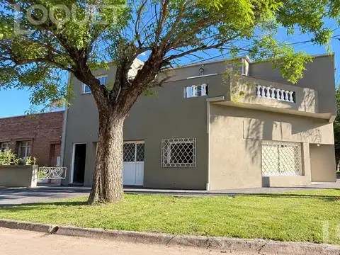 Casa con cochera y 2 dormitorios en venta. Barrio Ma Selva