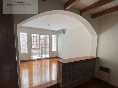 Casa 8 ambientes con 2 baños