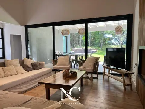 Casa 5 ambientes con 4 baños