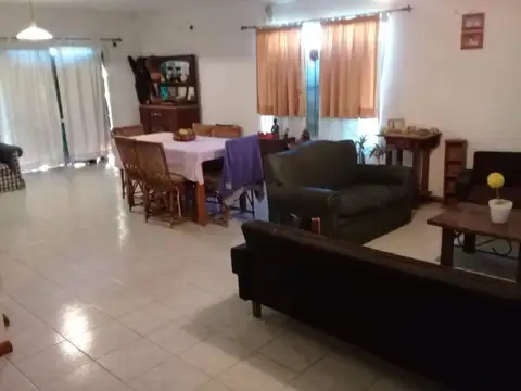Casa 5 ambientes con 3 baños