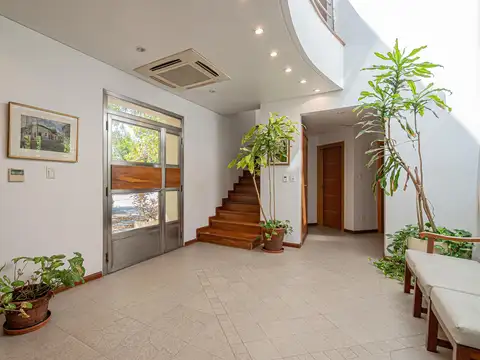 Casa 8 ambientes con 5 baños