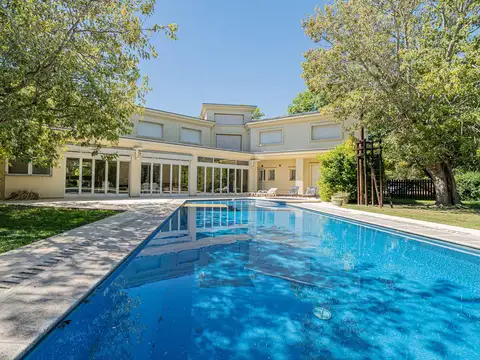 Venta Casa en Ayres de Pilar 8amb sobre doble lote con pileta