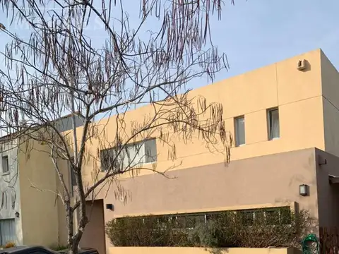 Casa en alquiler Anual en el Barrio El Atardecer