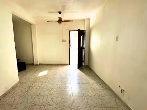 Alberdi: casa interna con patio y terraza