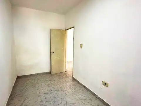 Alberdi: casa interna con patio y terraza