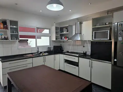 VENTA 2 CASAS EN BLOK EN LA LUCILA, LOTE PROPIO