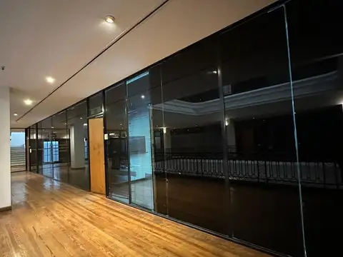 Oficina 8 ambientes con 2 baños